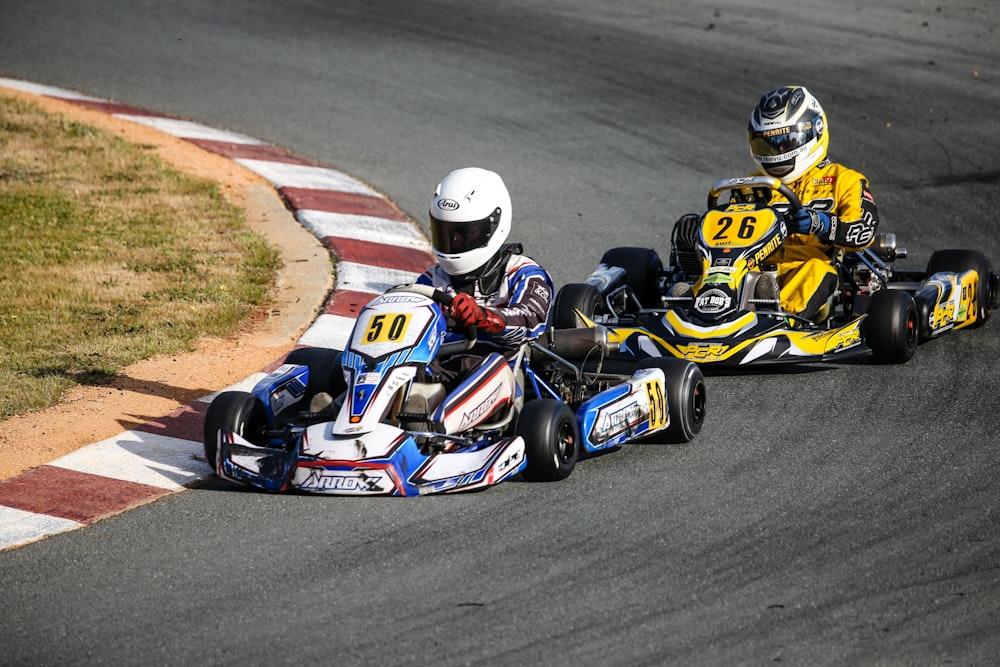 Due piloti di kart che sterzano in pista