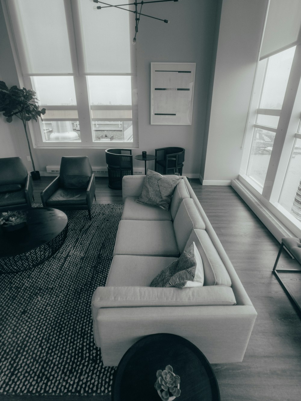 Foto en escala de grises de una sala de estar vacía