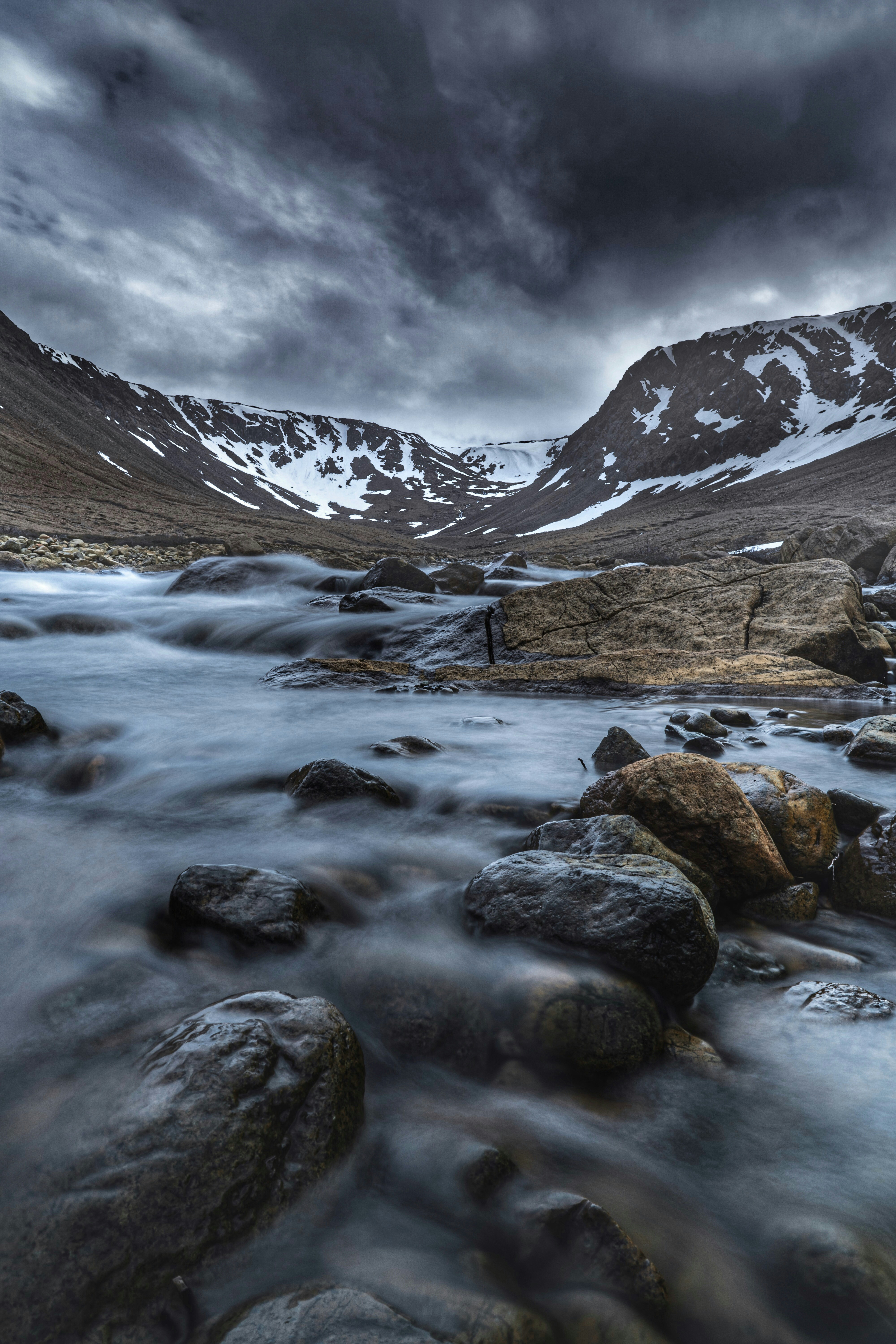 山を背景にした川の写真 Unsplashで見つける壁紙の無料写真