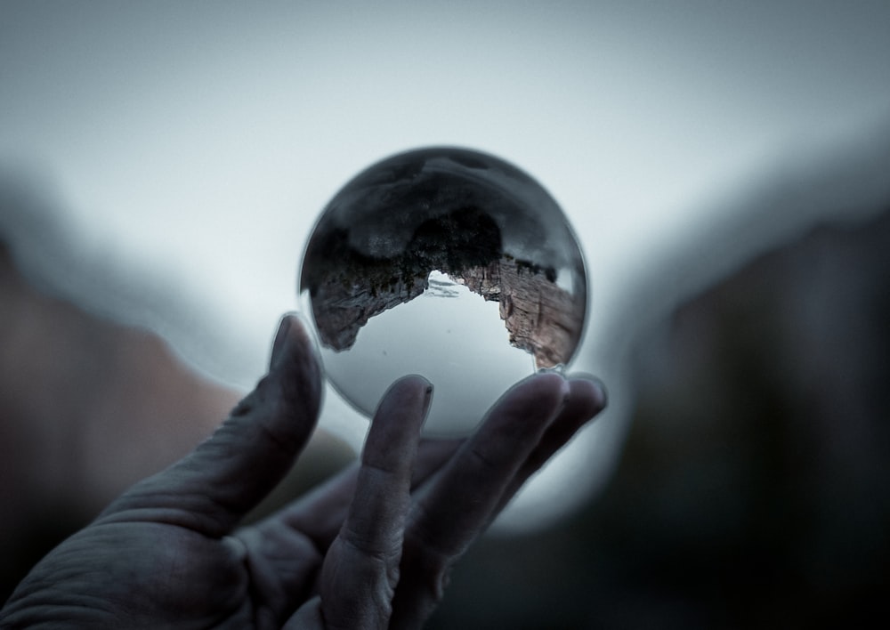 Reflejo del paisaje en una bola de vidrio transparente