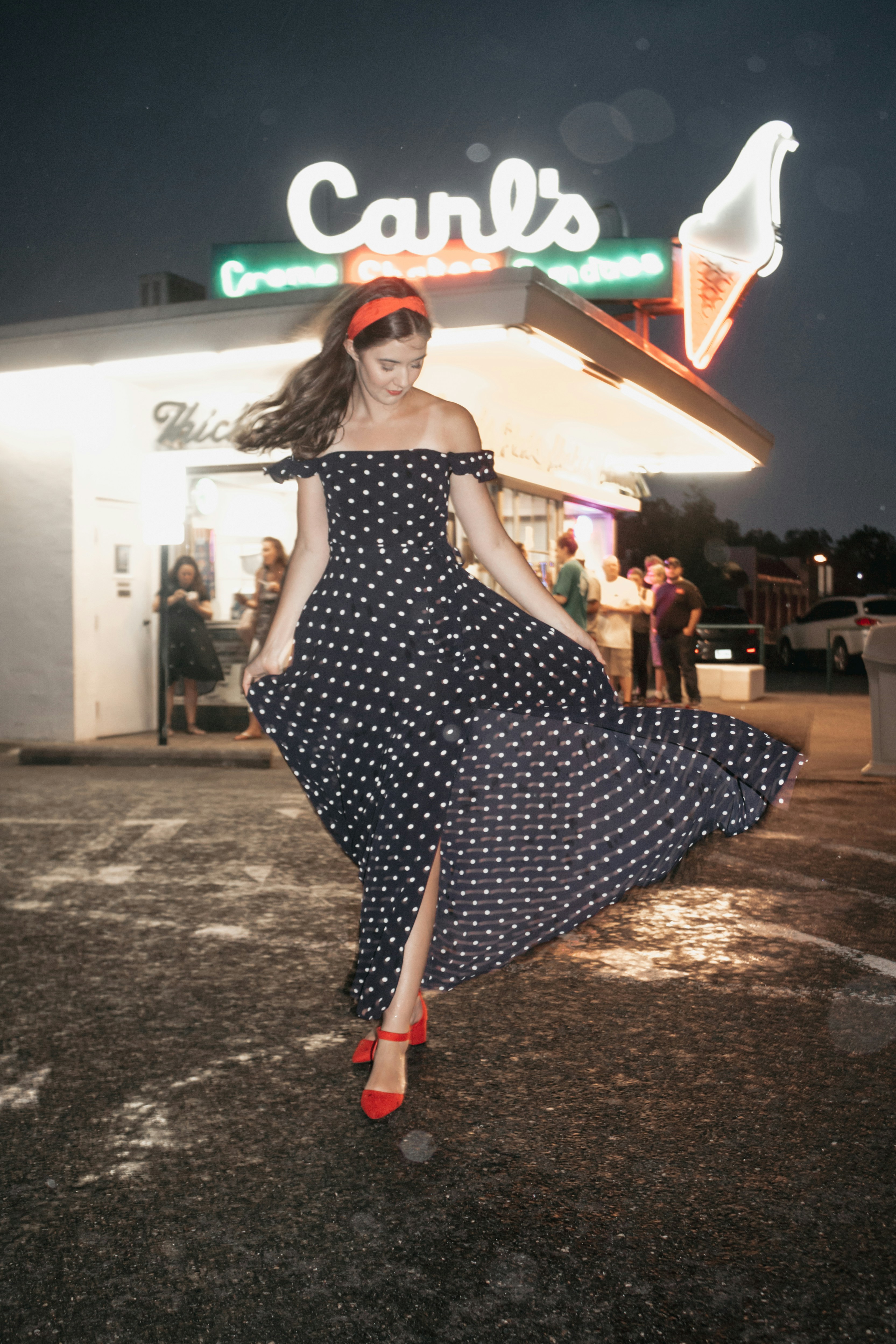 femme portant une robe à pois debout sur le sol