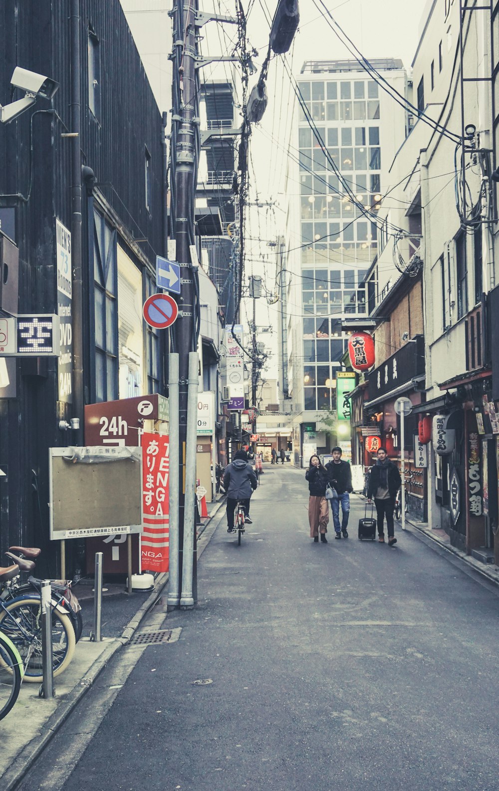 日本の街並みの都市写真の写真 Unsplashで見つけるグレーの無料写真