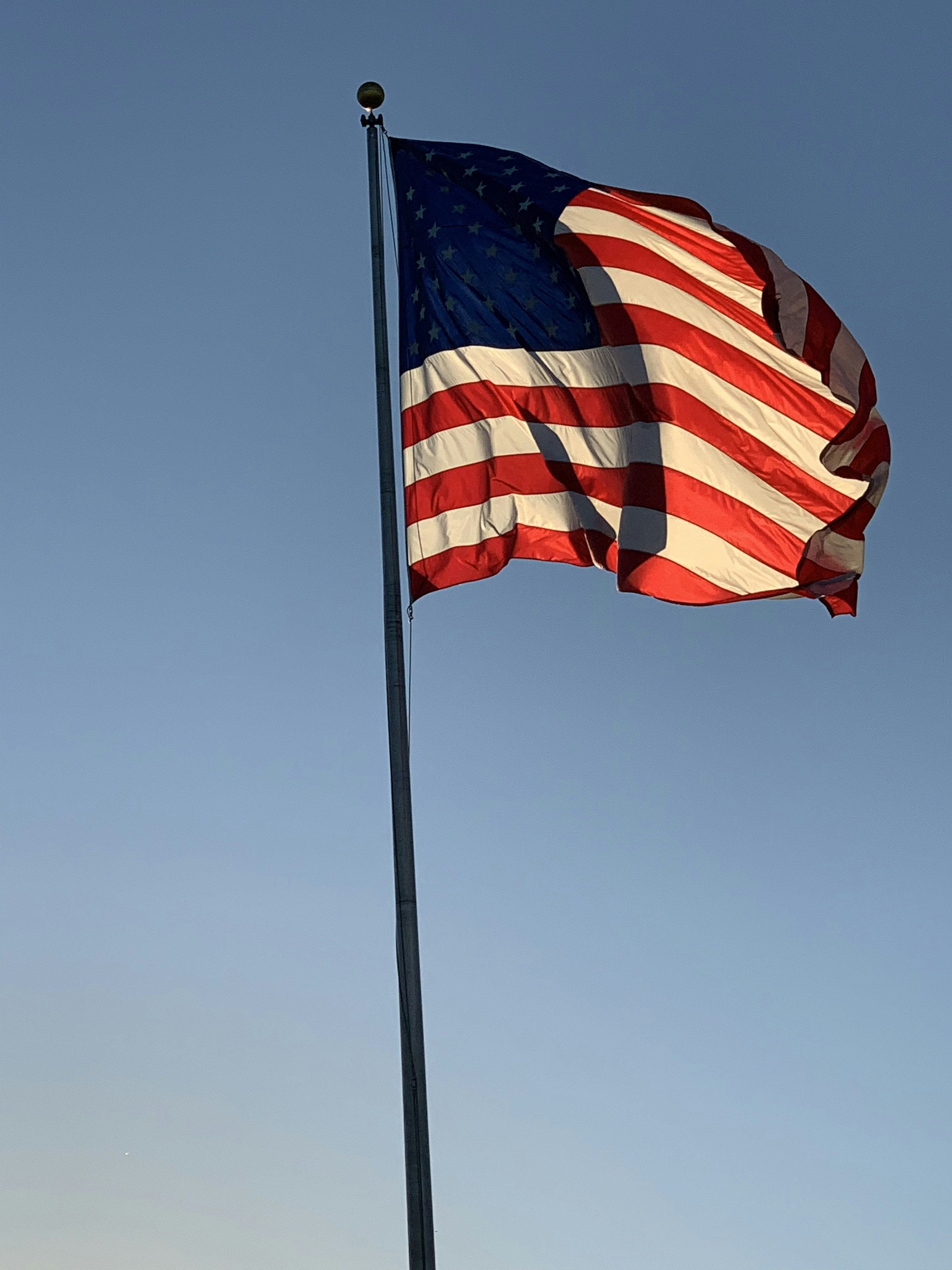 日中にポールの上にノルウェーの旗の写真 Unsplashで見つける国旗の無料写真