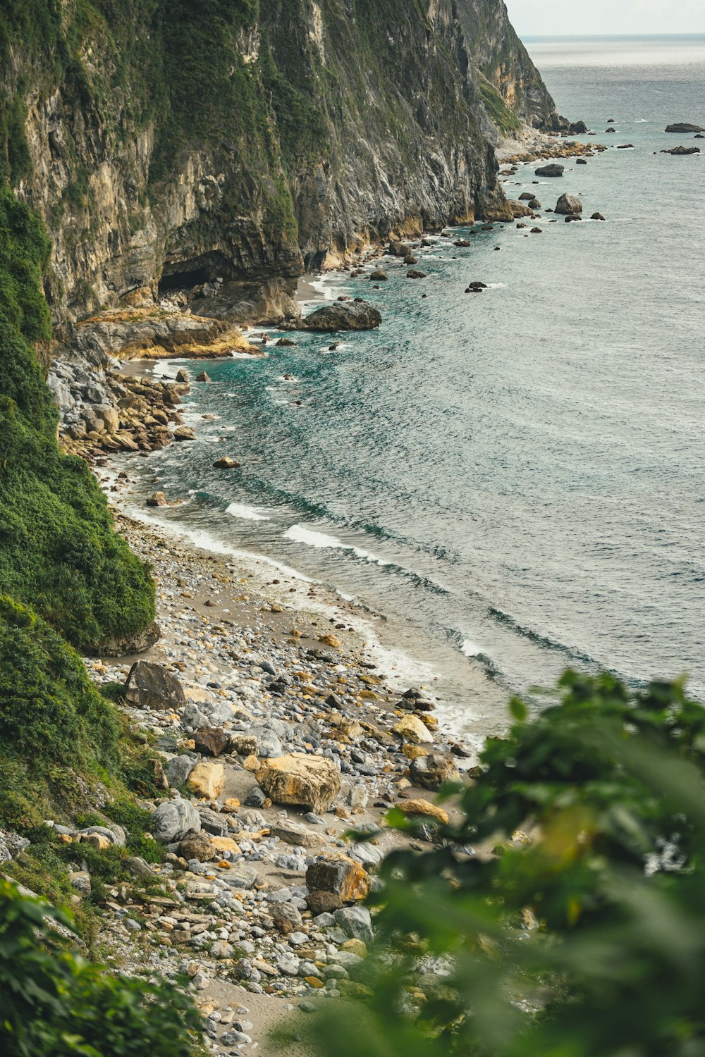 Playa rocosa marrón con acantilados