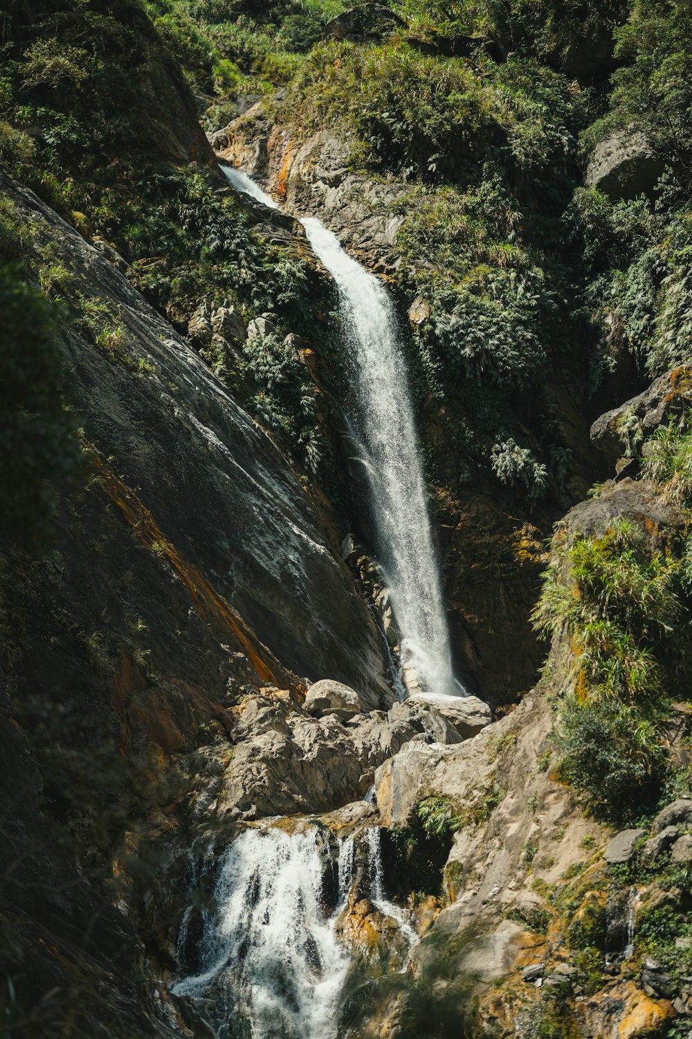 waterfall on focus photography