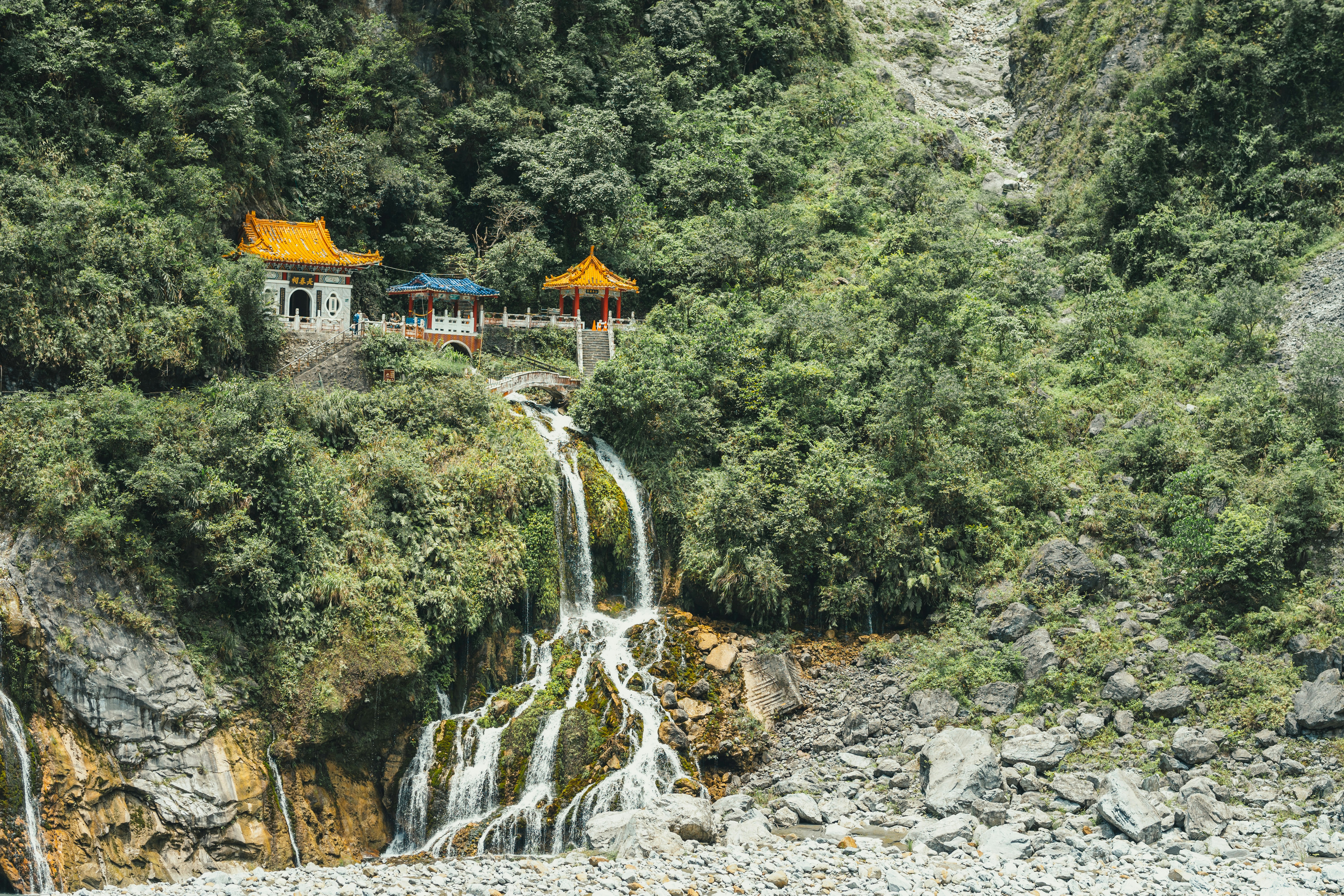 Annapurnas, cascades et grottes.