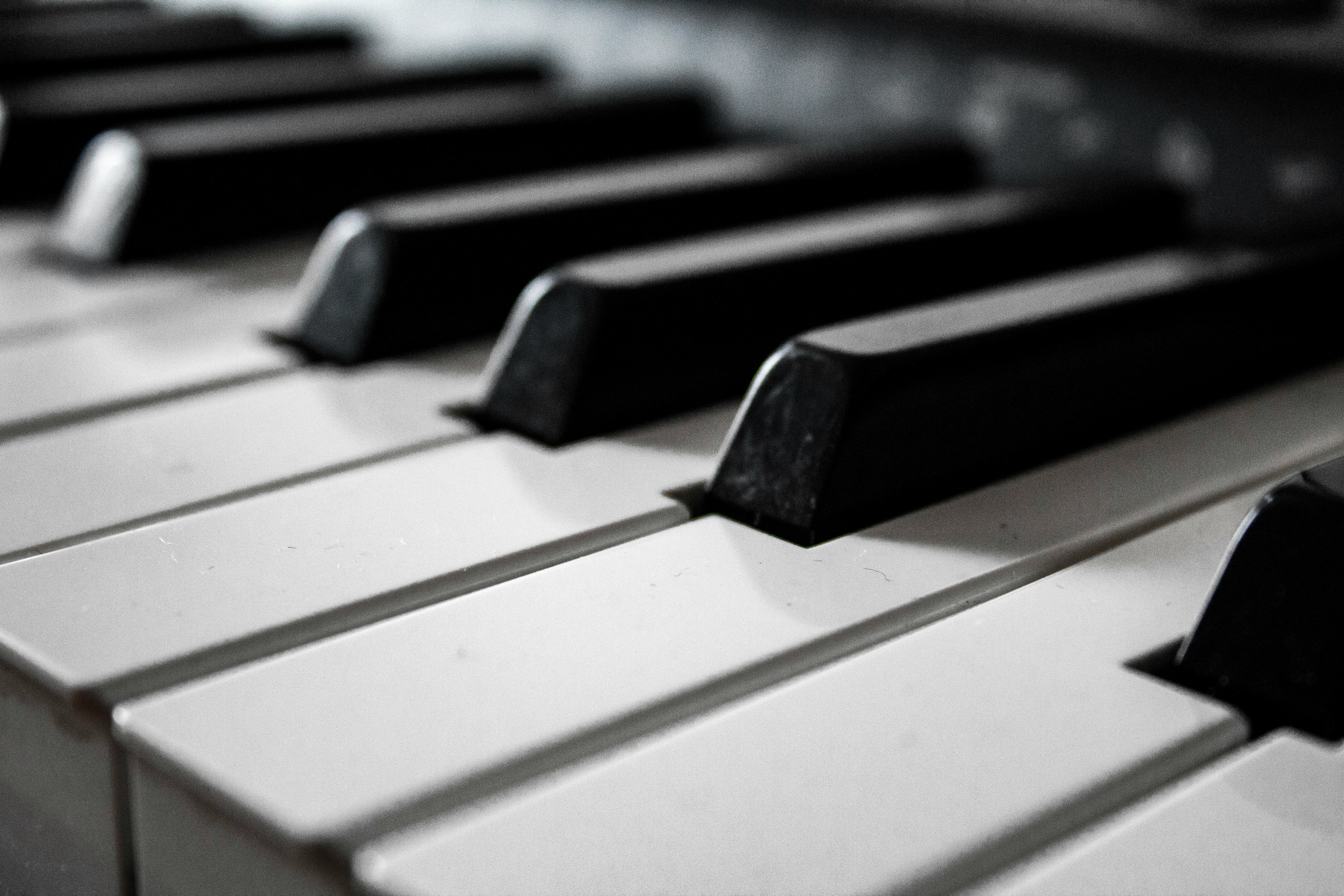 Ravel, l'orfèvre du son : quand la discipline absolue engendre la grâce