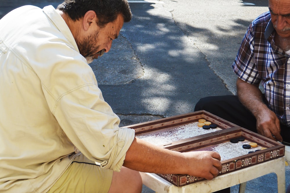 dos jugando al juego de mesa en la calle