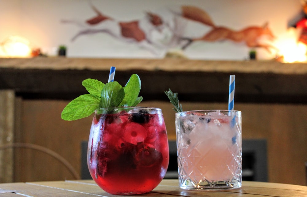 two fruit juices on focus photography