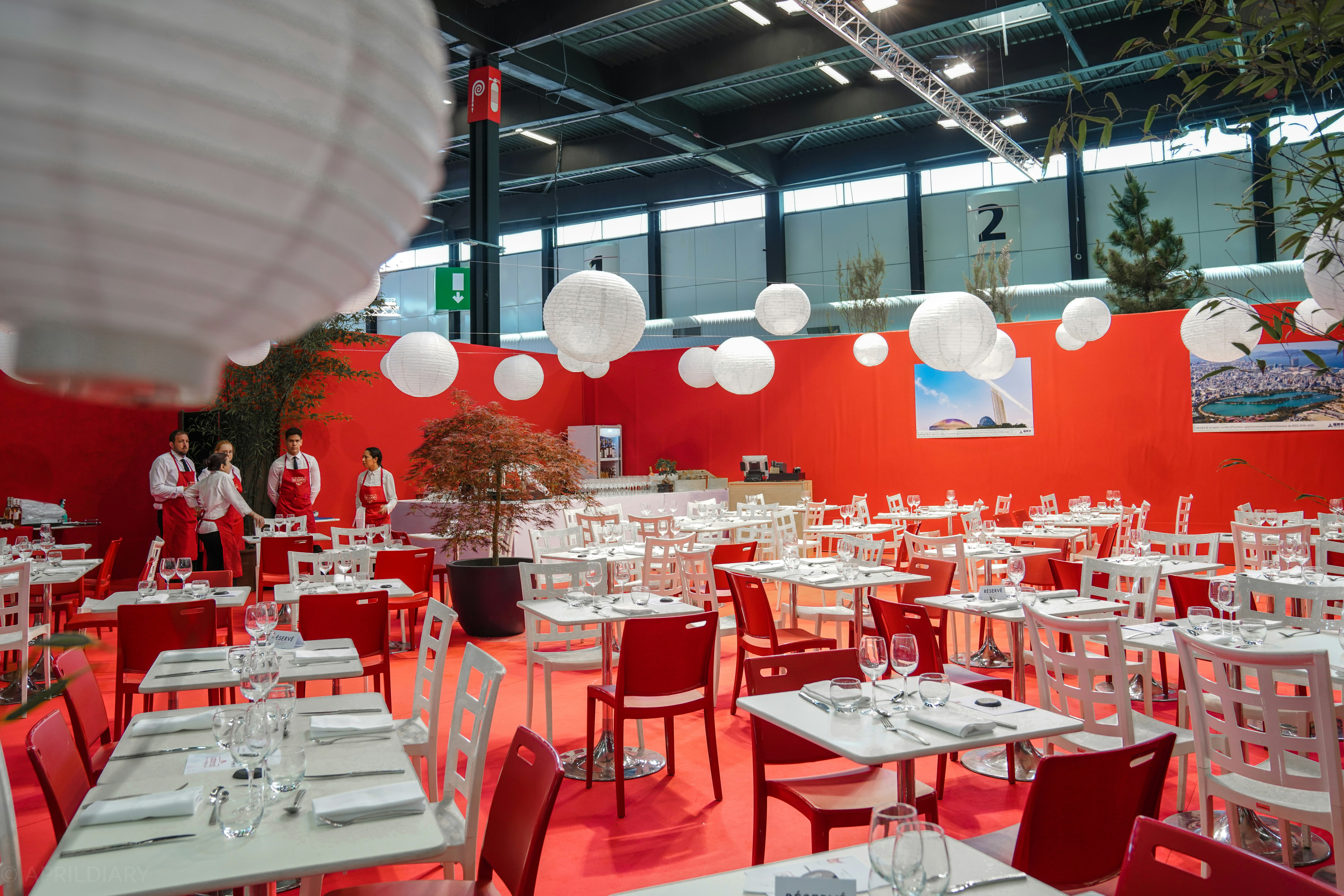 Balance de cuisine avec des légumes frais, symbolisant l'impact de la loi EGALIM sur le coût des matières premières pour un restaurant.