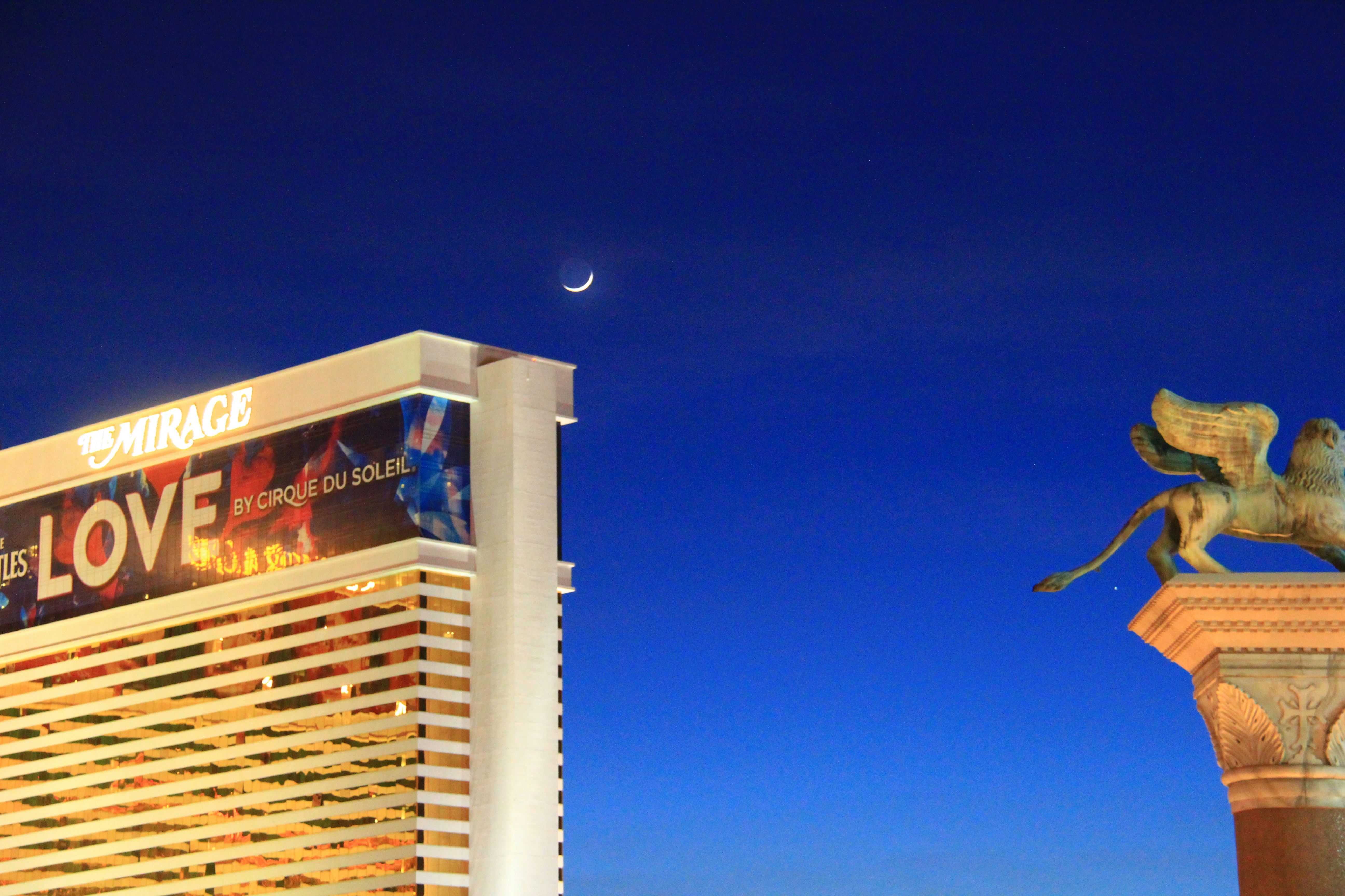 a view of the mirage hotel and casino from across the street