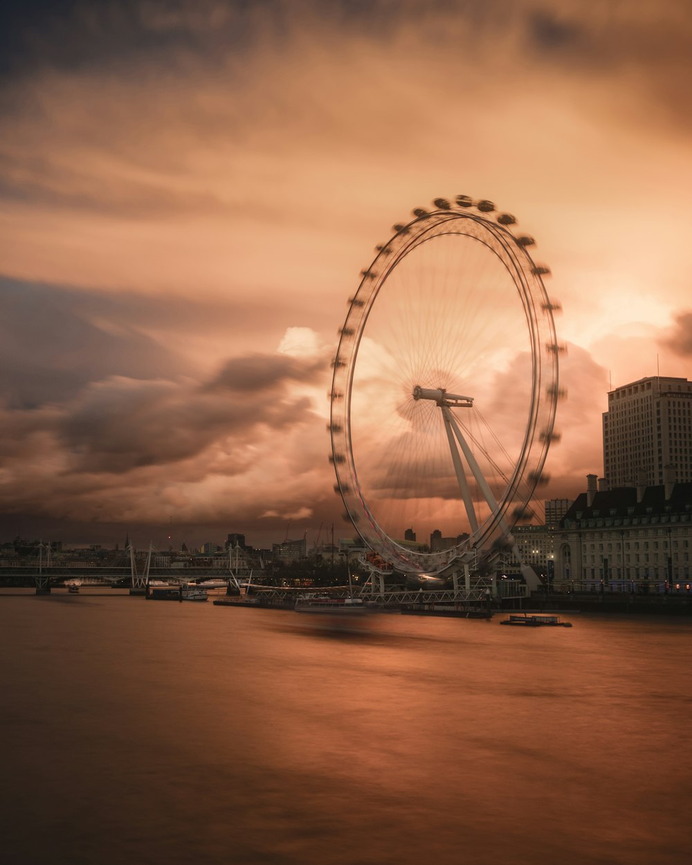 Riesenrad zur goldenen Stunde