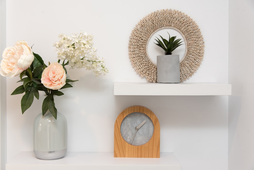 white and beige petaled flowers