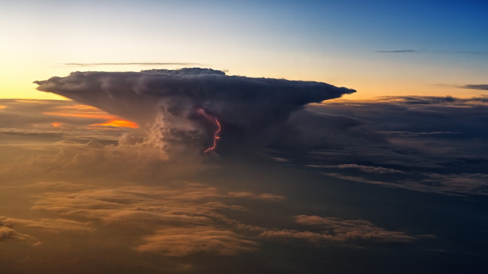 graue und weiße Wolken