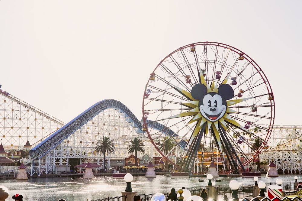 Micky-Maus-Riesenrad über Fluss