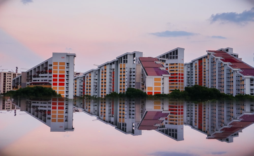 Fotografia de reflexão de três edifícios