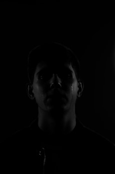 man in black crew-neck shirt