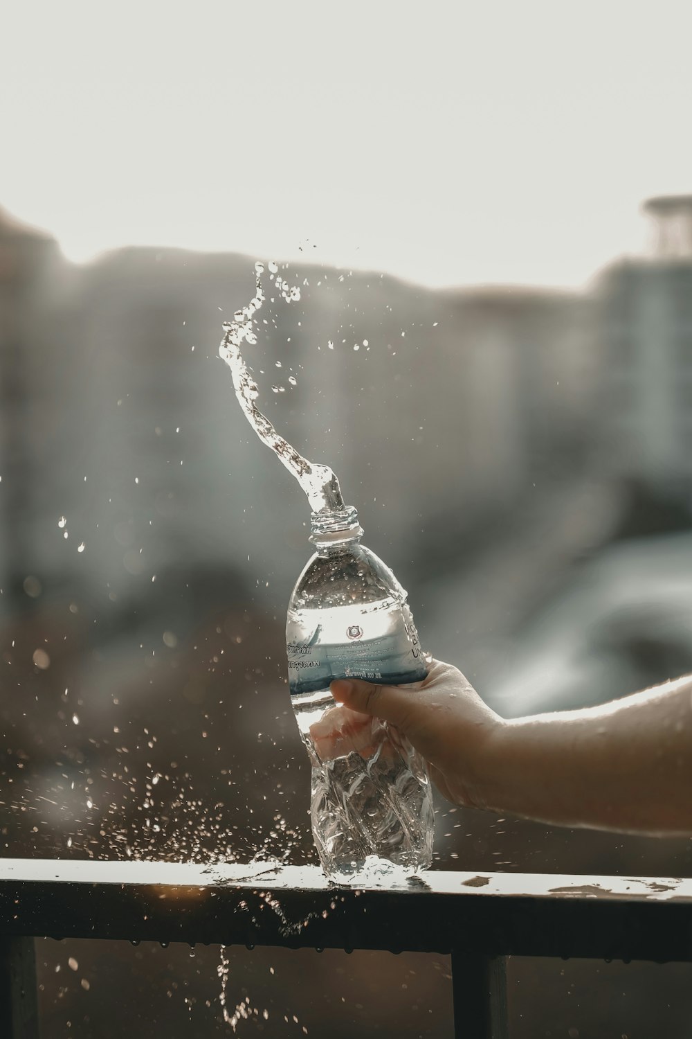 Acqua in bottiglia usa e getta con etichetta bianca e blu