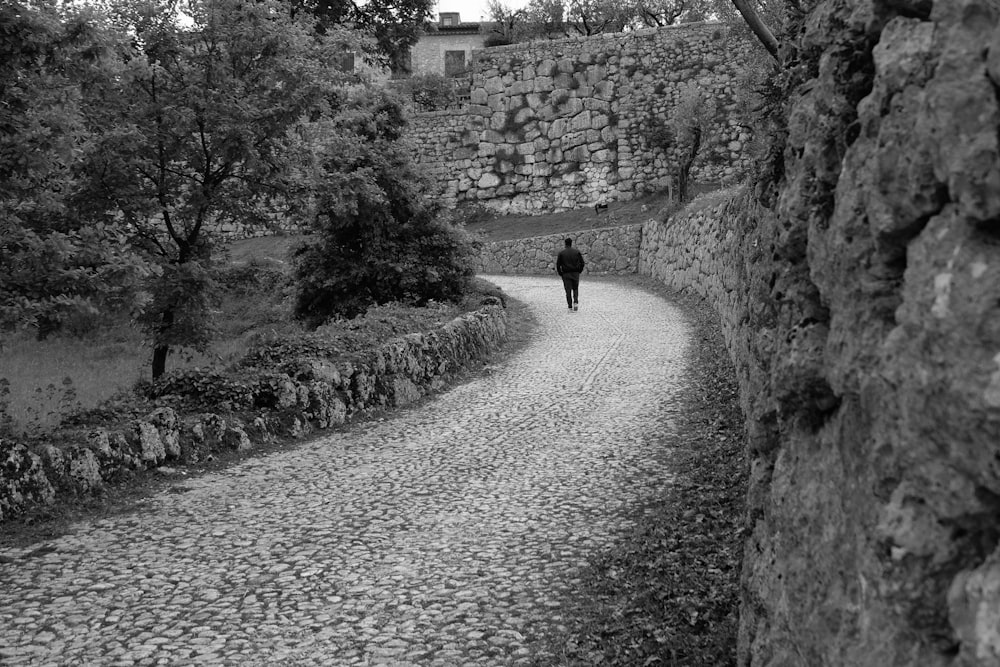 hombre que camina por la carretera durante el día