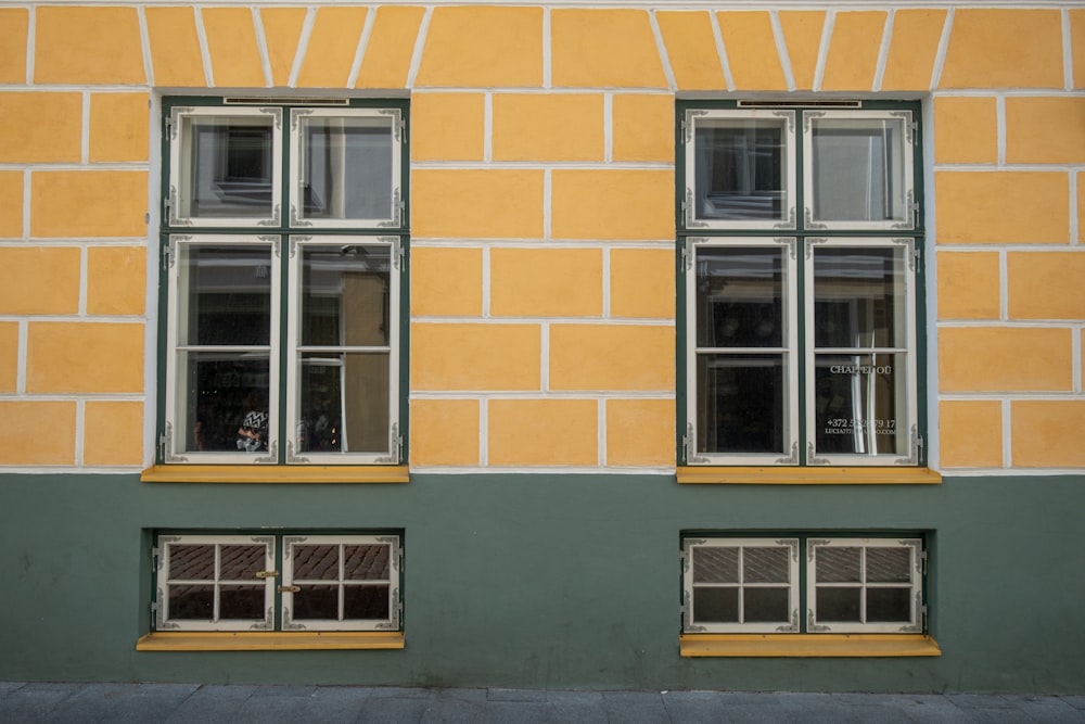 Edifício de concreto laranja mostrando janelas fechadas