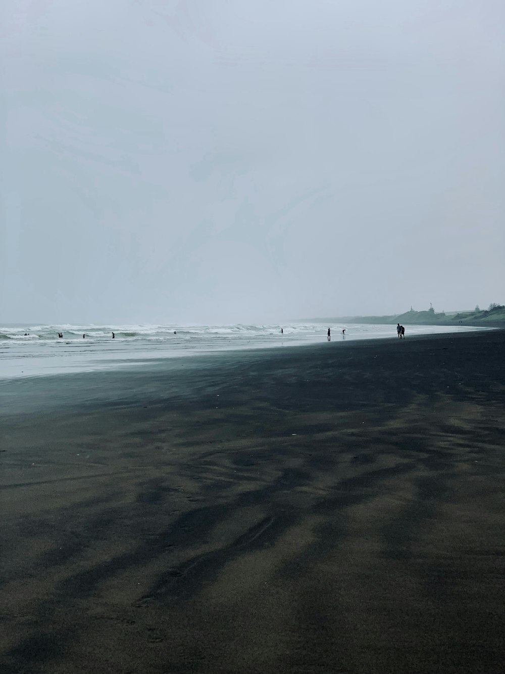 Dunes de sable noir à la plage
