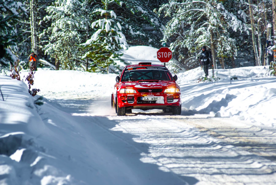 Rallye Monte-Carlo - voiture de rallye sur route enneigée