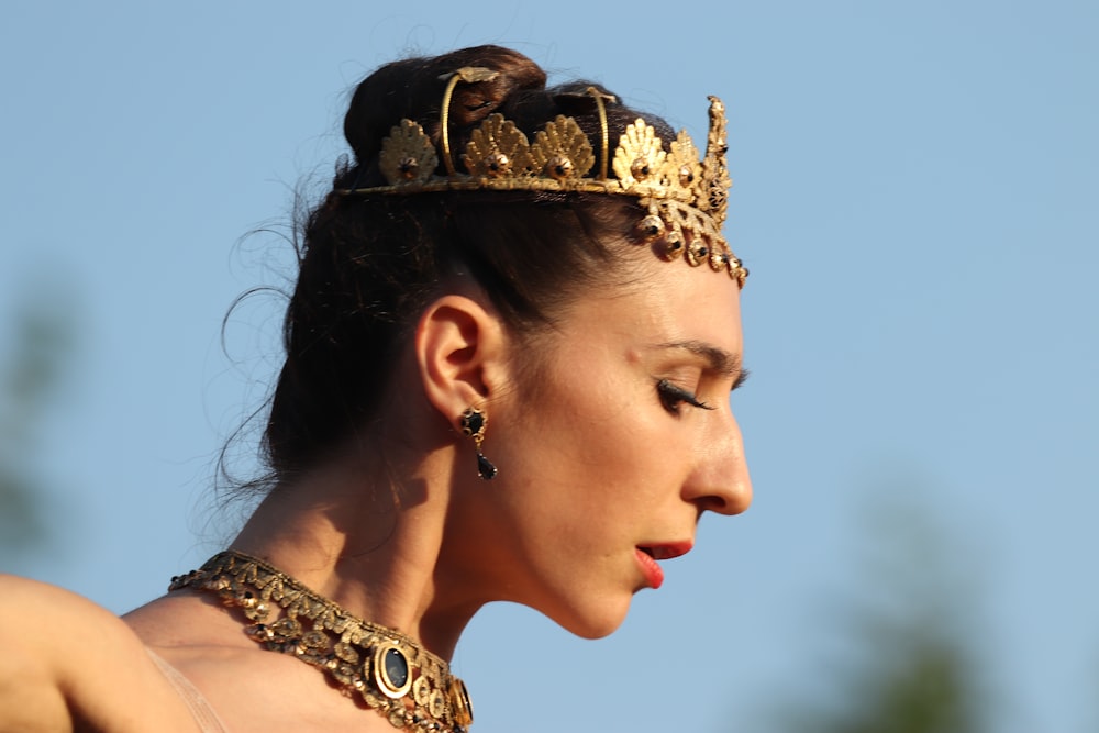 mulher vestindo coroa de ouro