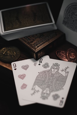 9 of hearts and Queen of clubs playing cards