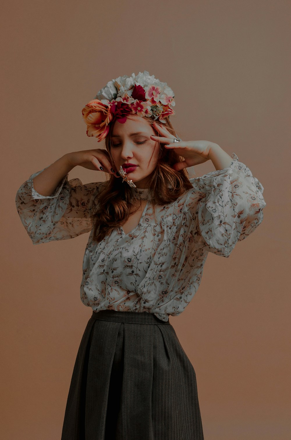 blusa feminina branca e multicolorida floral de mangas compridas