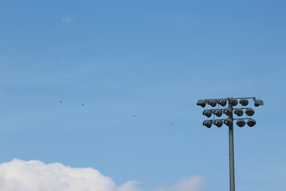 a bunch of lights that are on top of a pole