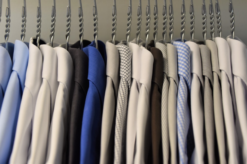 abito di colore assortito camicia lotto su appendiabiti