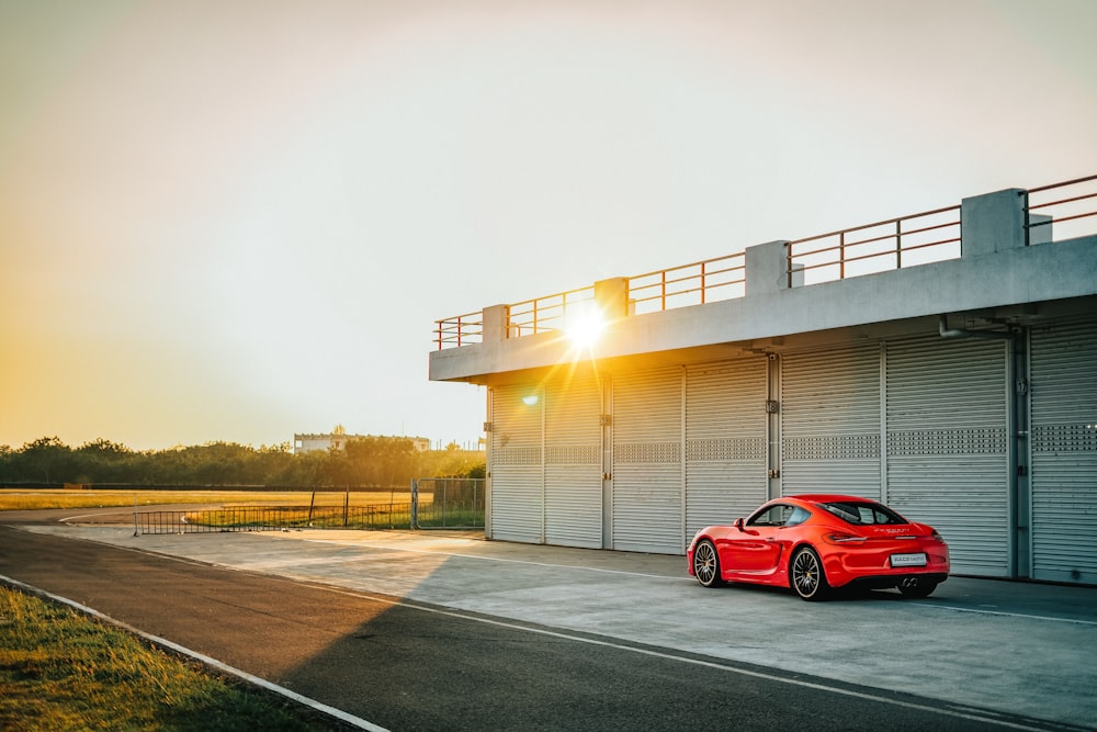 Rotes Auto neben Rasenplatz geparkt