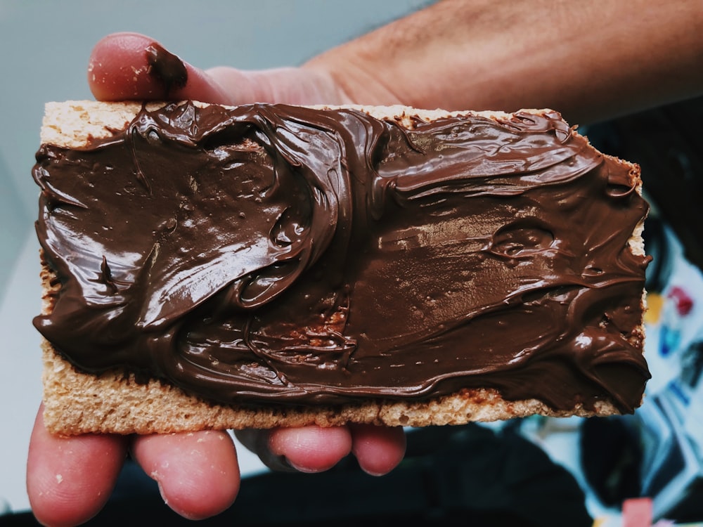 Personne tenant un biscuit avec du Nutella