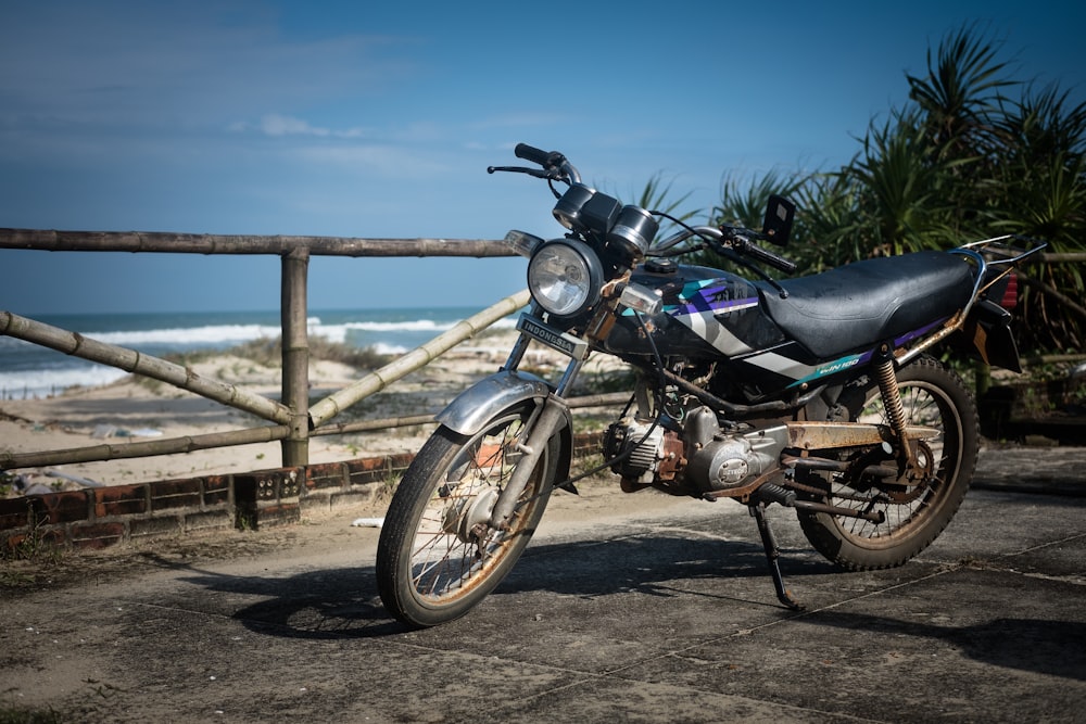 black standard motorcycle on parking