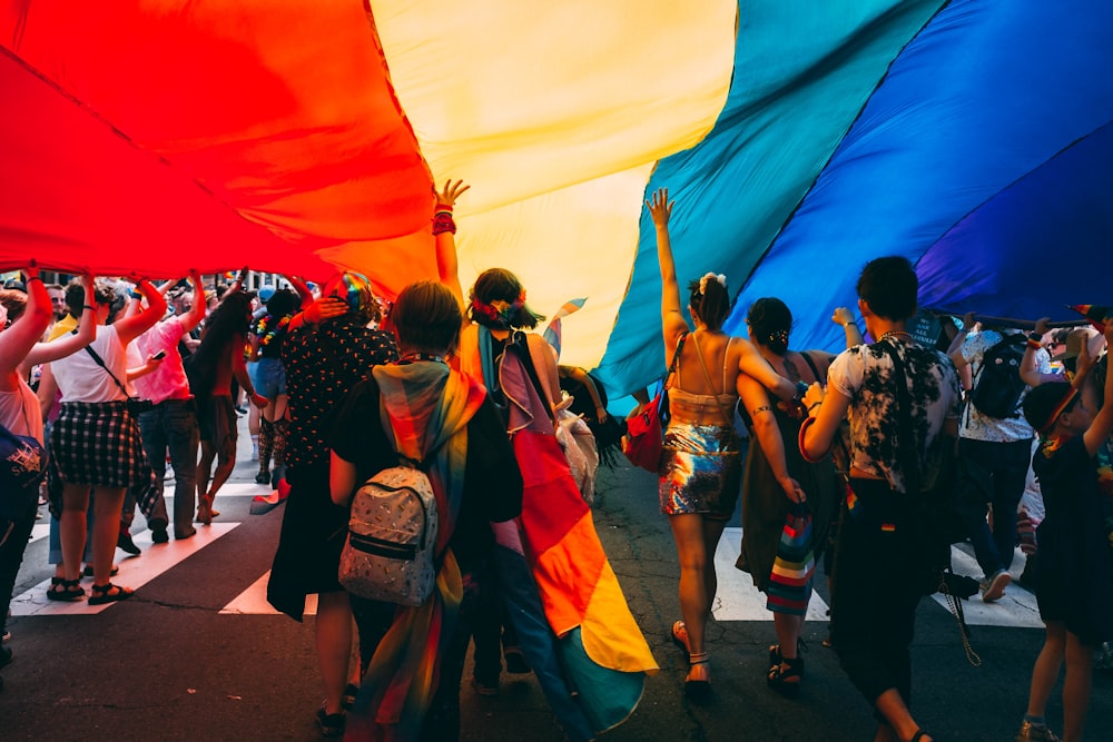 grupo de pessoas sob a roupa