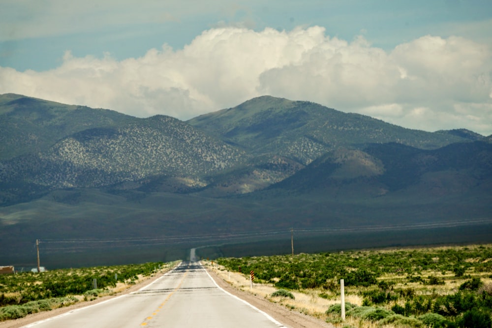 Foto de paisaje de un camino hacia las montañas