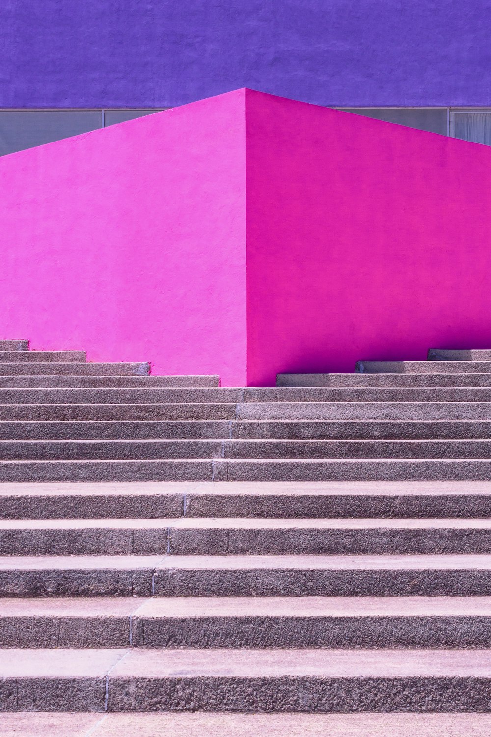 階段とピンクの壁