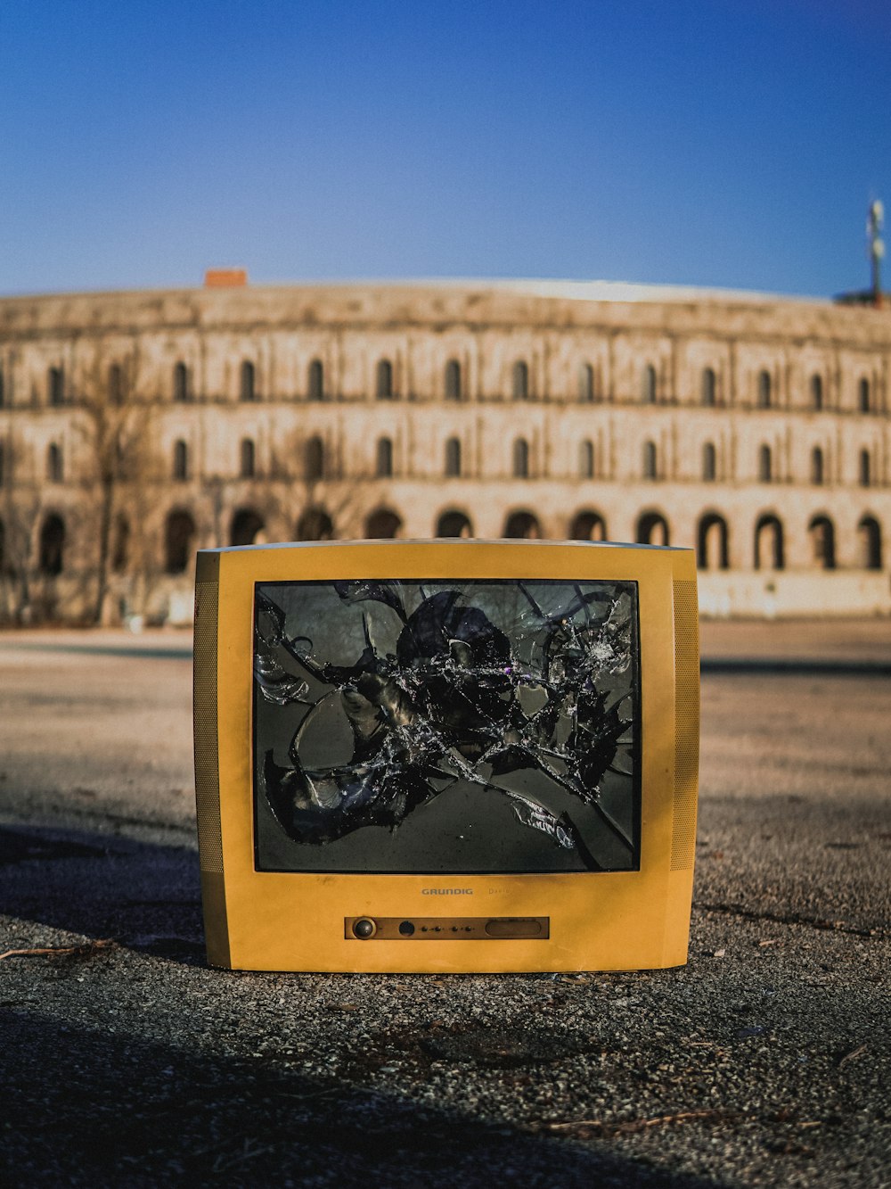 Monitor bege rachado na rua