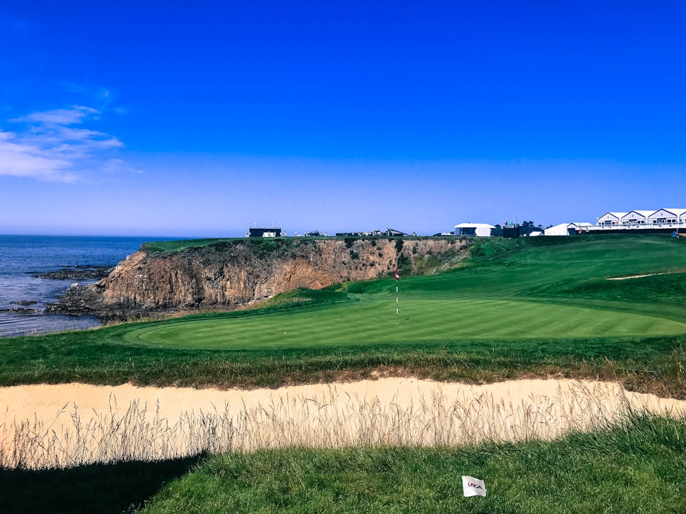 Campo de golf cerca de un acantilado con vistas al océano
