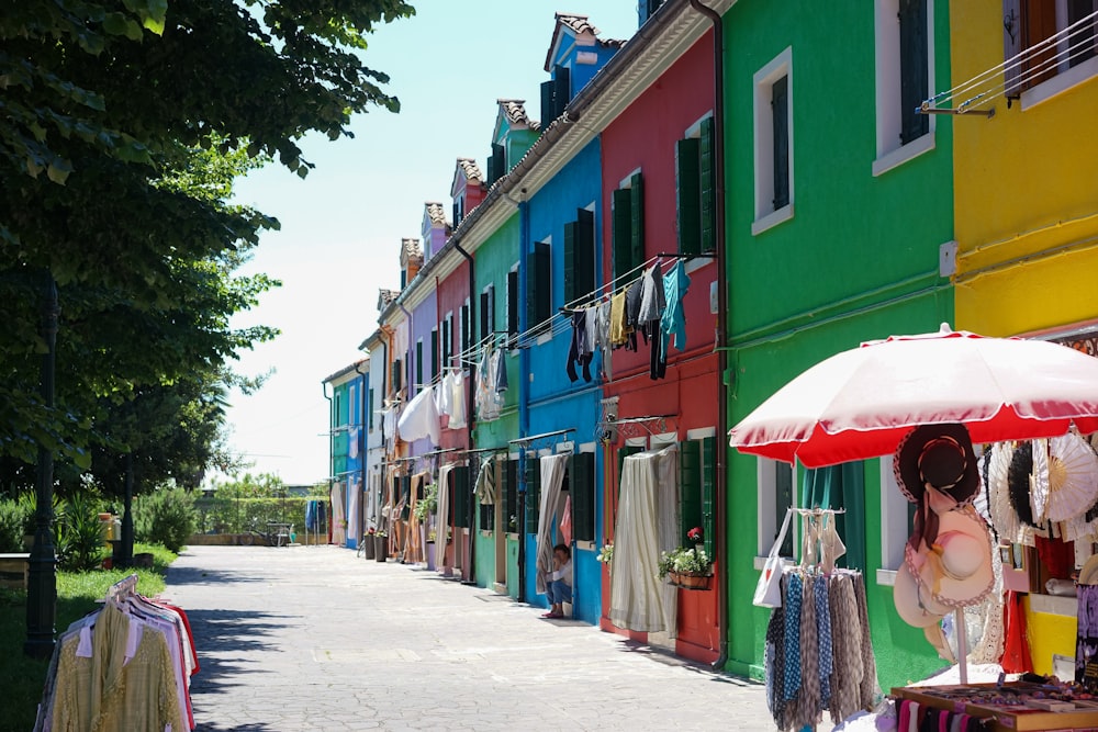 Maisons en béton multicolores près des arbres pendant la journée