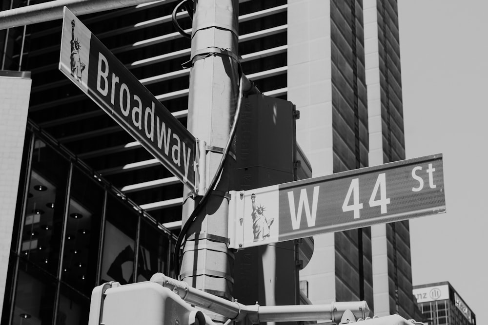 view of Broadway and W44 St signage at traffic light