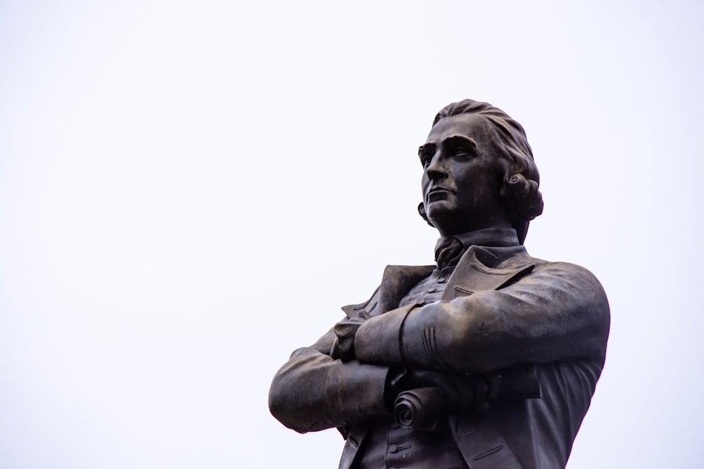 Estatua masculina durante el día