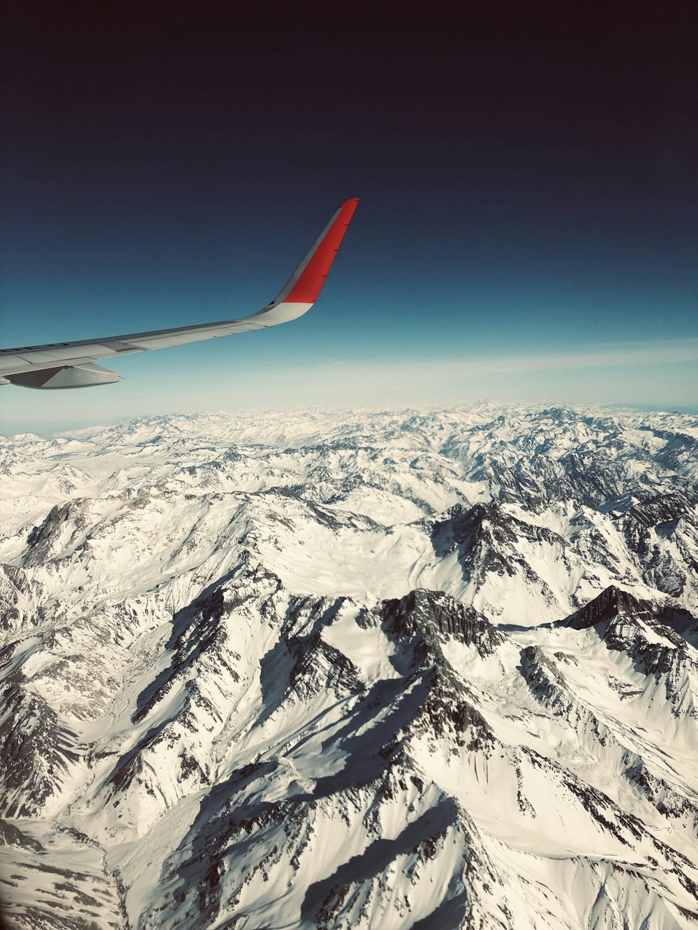 fotografia aérea de montanhas cobertas de neve branca