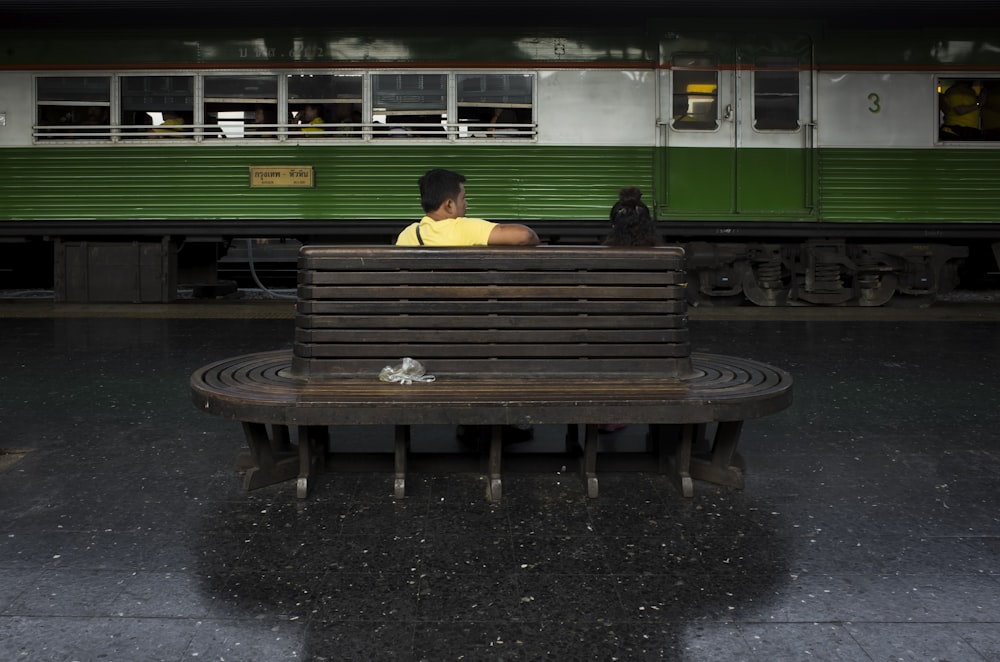 homme assis sur un banc