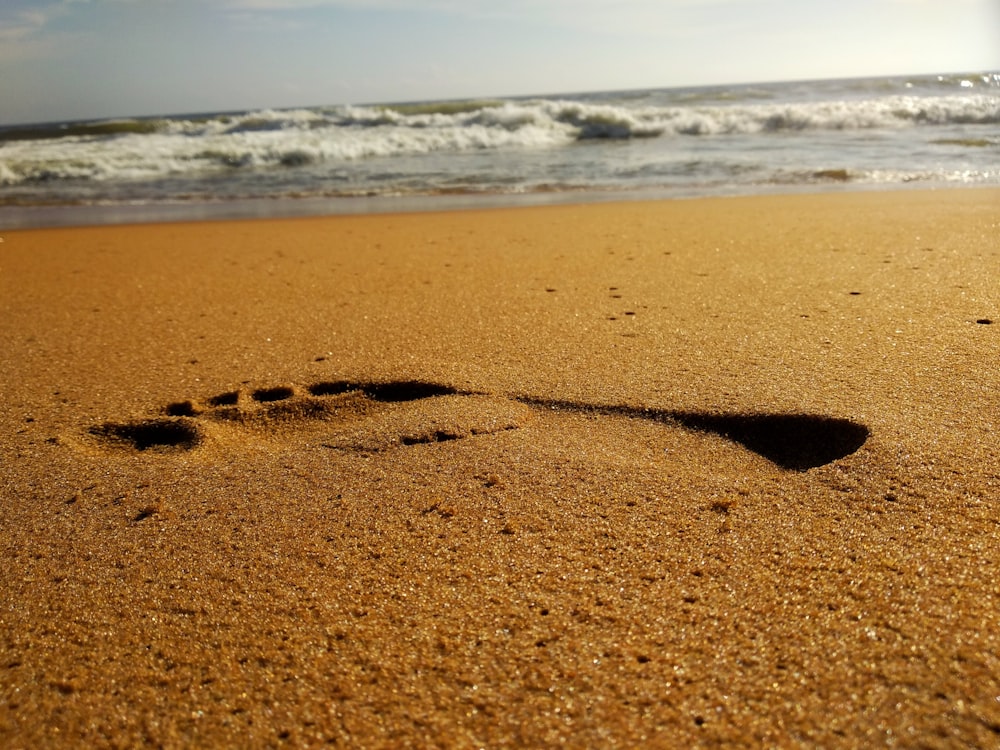 impressão do pé direito na areia