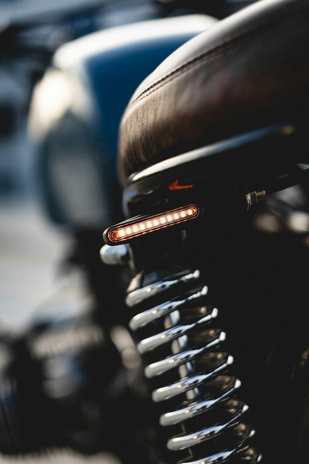 Eine Nahaufnahme eines Motorrads mit eingeschaltetem Licht