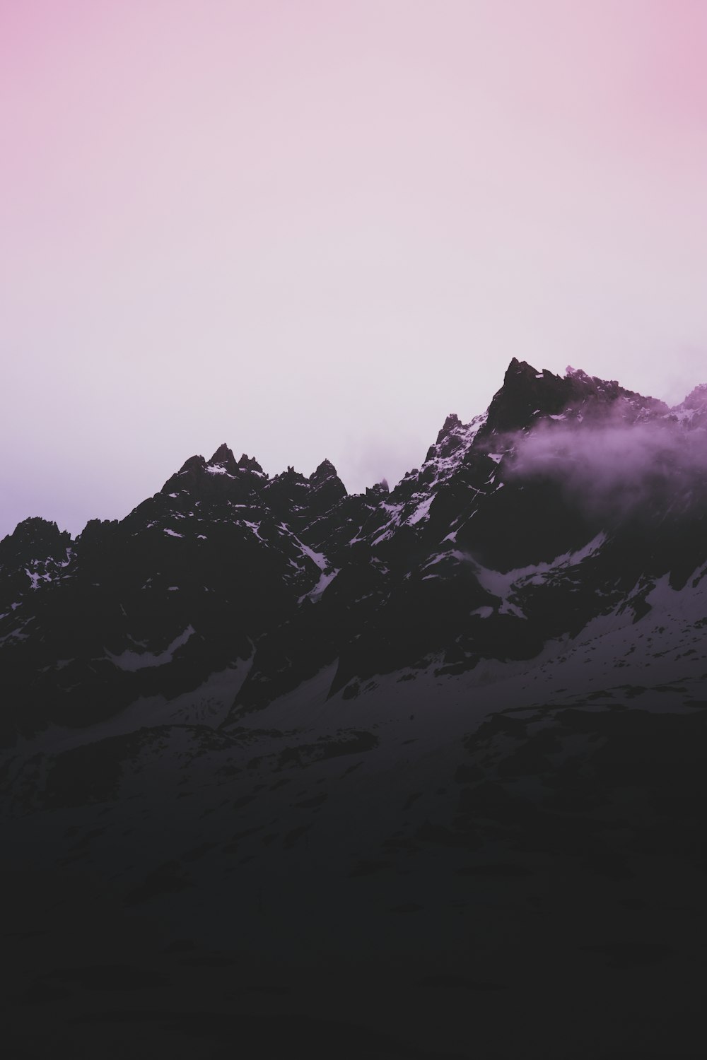 Foto in scala di grigi delle Alpi di montagna