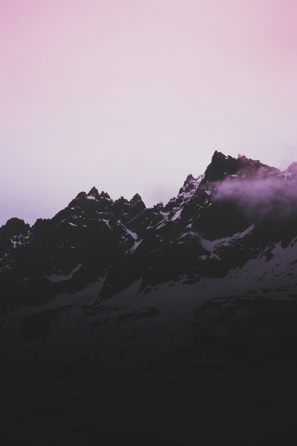 Foto en escala de grises de los Alpes montañosos