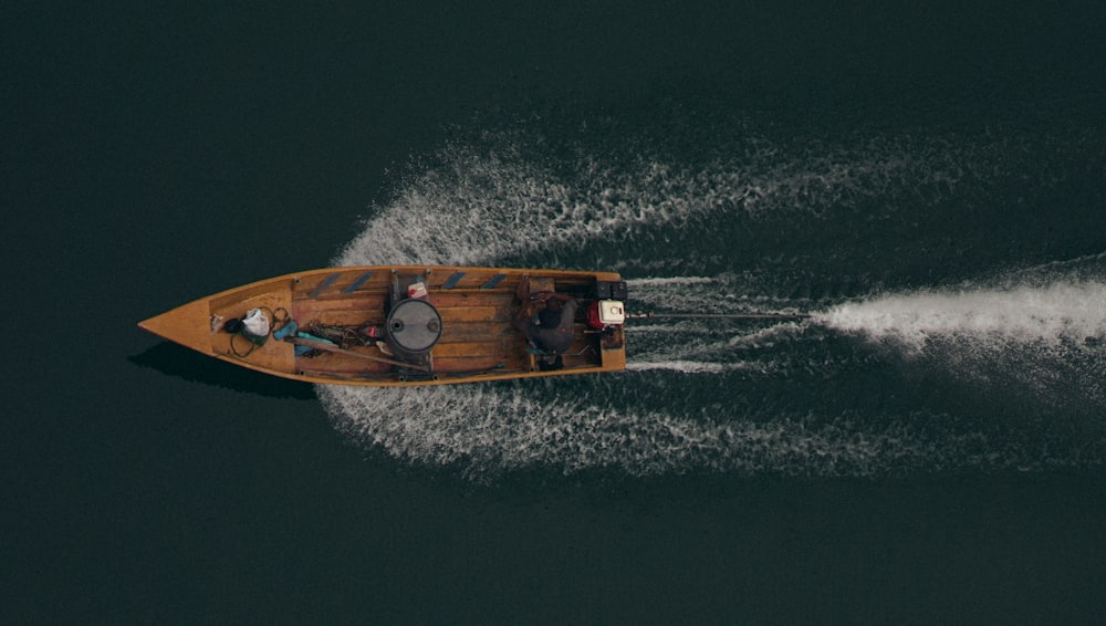 Barco a motor marrón en el cuerpo de agua
