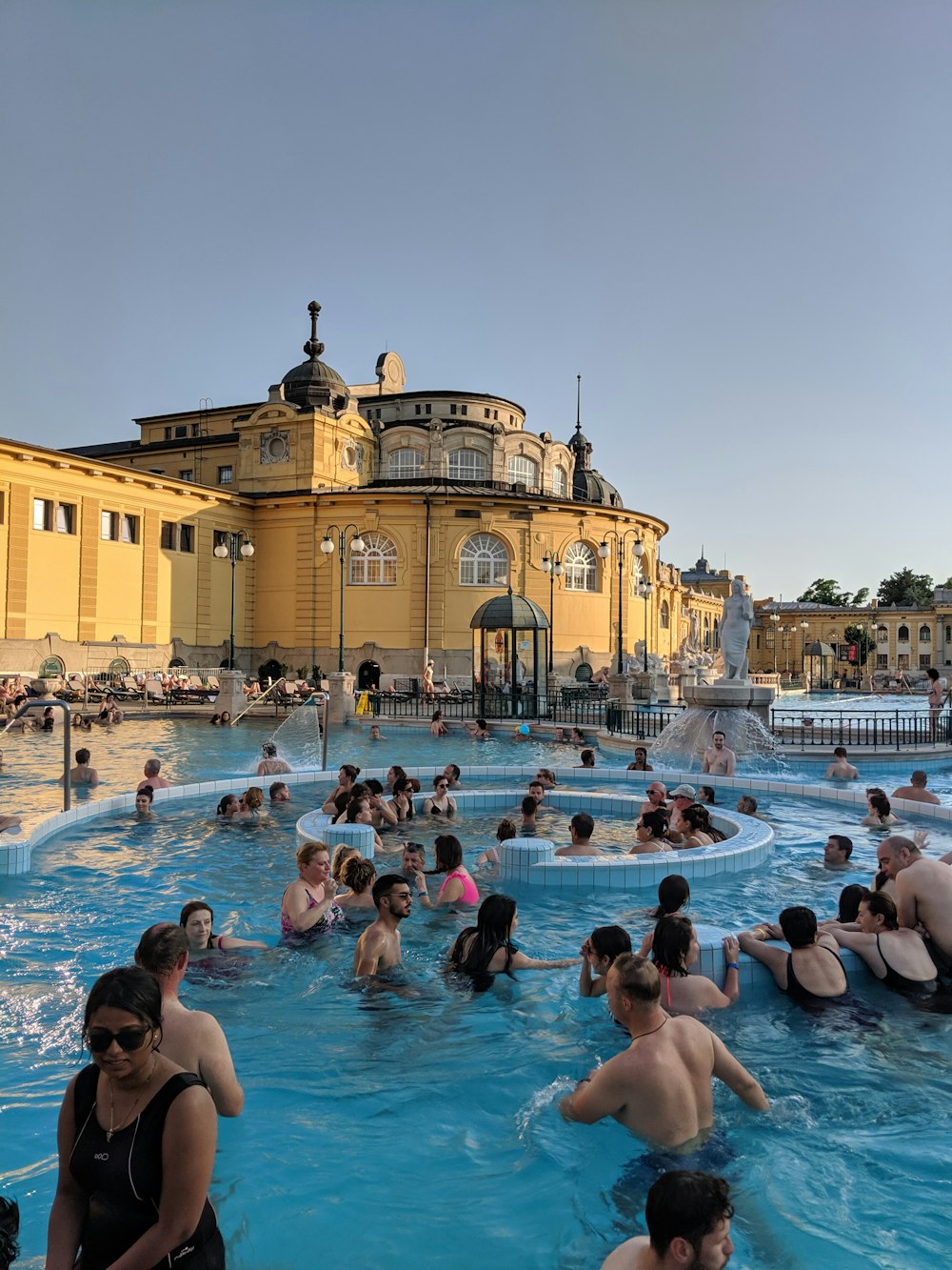 Personnes sur la piscine près des bâtiments